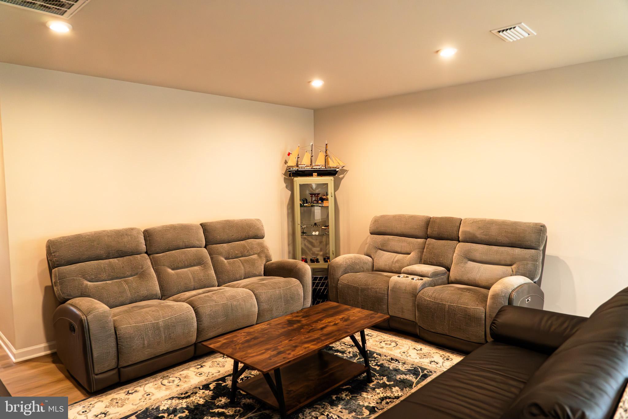 LAUREL PARK - Residential