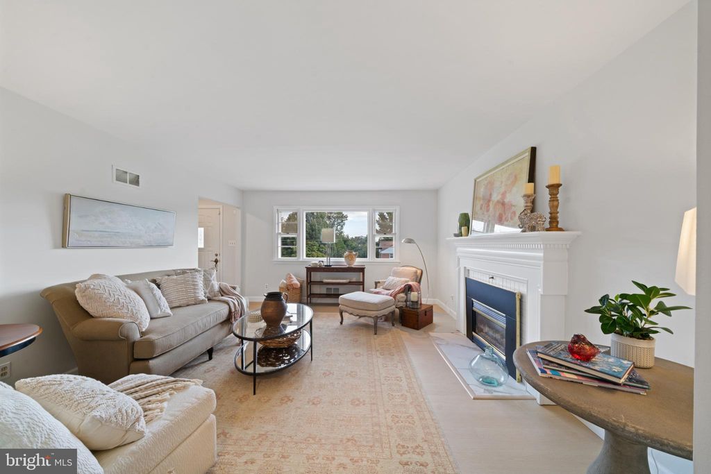 Photo of 11809 Collins Drive, GERMANTOWN, MD 20876 (MLS # MDMC2202222)