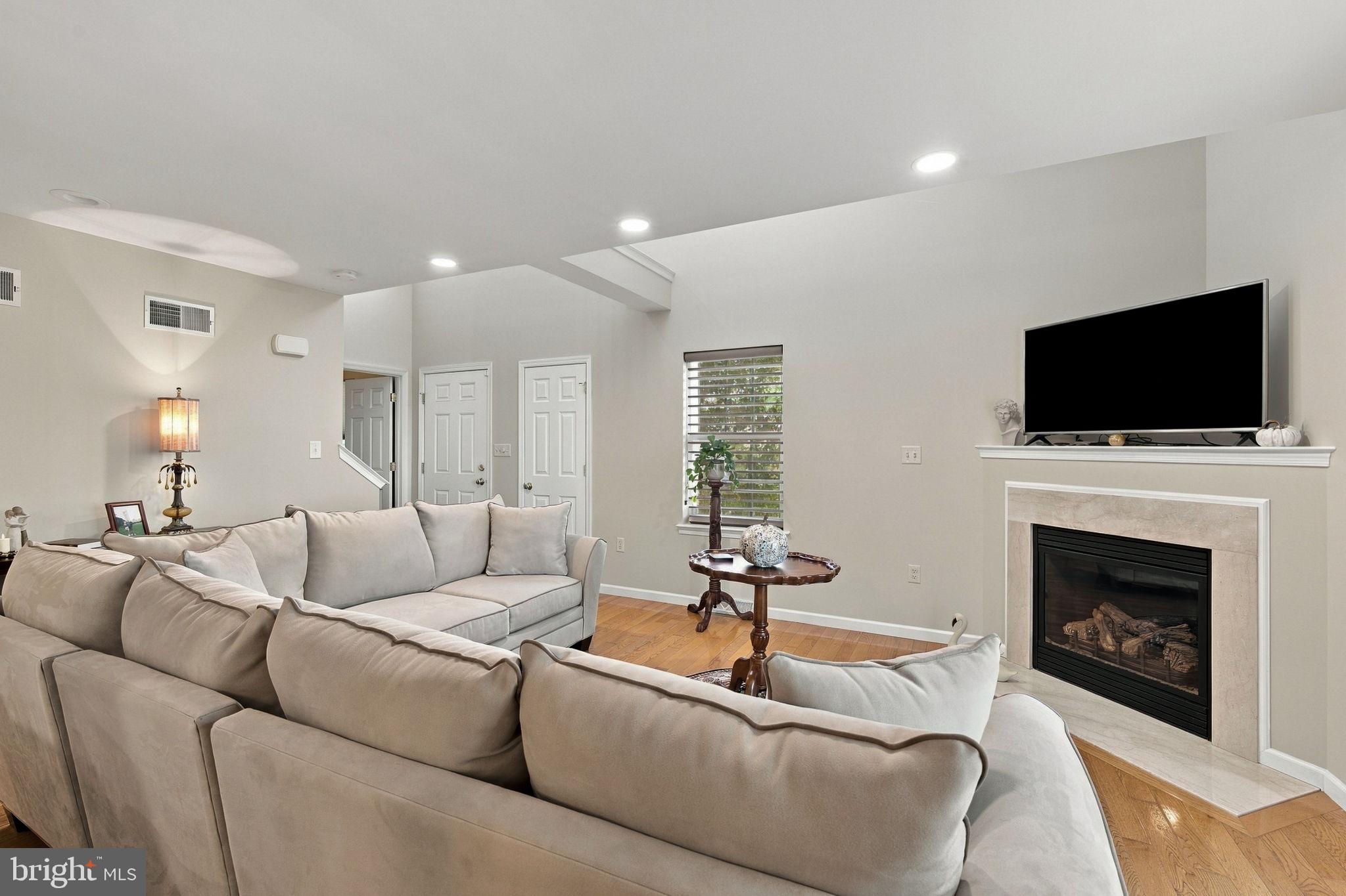 1813 WINDSONG LANE