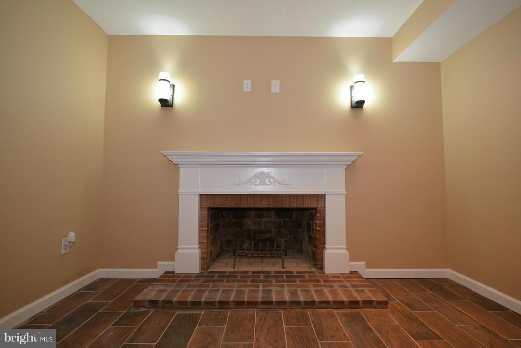 PINEWOOD HILL - Residential Lease