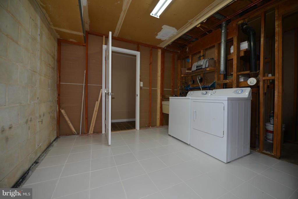 PINEWOOD HILL - Residential Lease