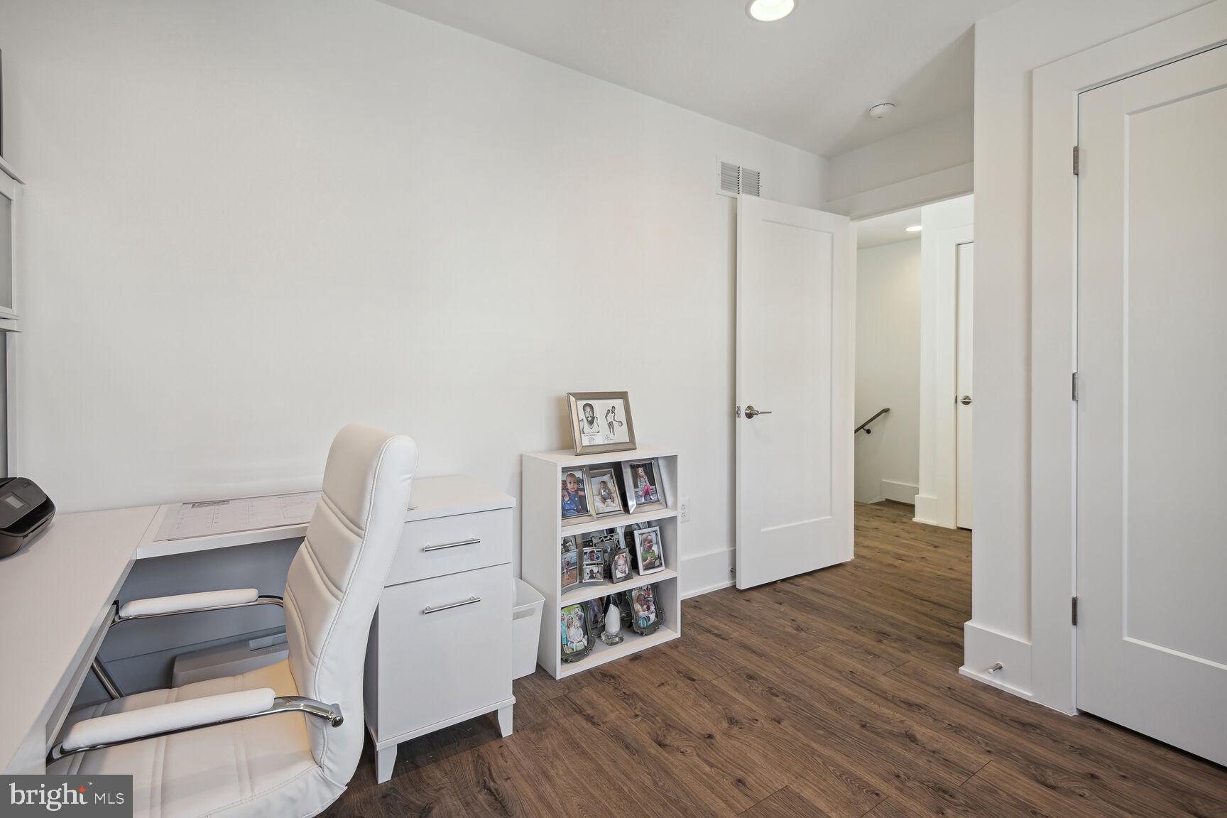 PT ROCKVILLE OUT RES 3 - Residential