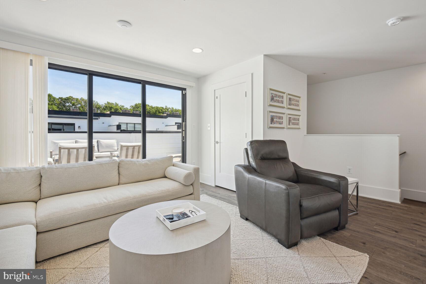 PT ROCKVILLE OUT RES 3 - Residential