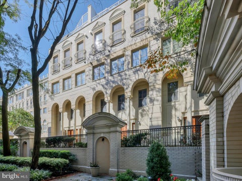 Townhouse For Rent - 1335 N 14th Street<br/> Arlington County, ARLINGTON, VA 22209