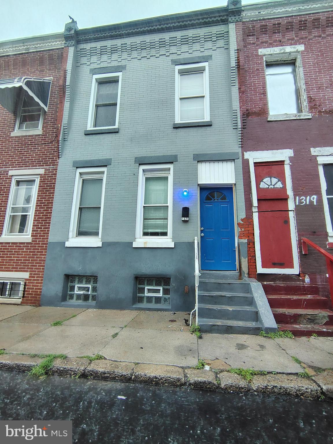 Charming 2-bedroom, 1-bathroom single-family home available. This well-maintained house features a bright living area, a functional kitchen, and comfortable bedrooms. Enjoy the added outdoor space with a small backyard—perfect for relaxing or a bit of gardening. Ideal for those seeking a cozy, private home setting.