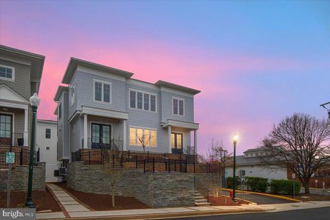 Condo For Sale - 129 Park Street #B<br/> VIENNA, VA 22180