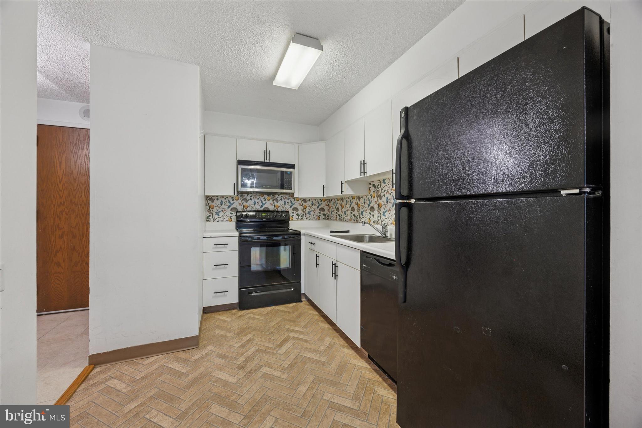 LOGAN SQUARE - Residential Lease
