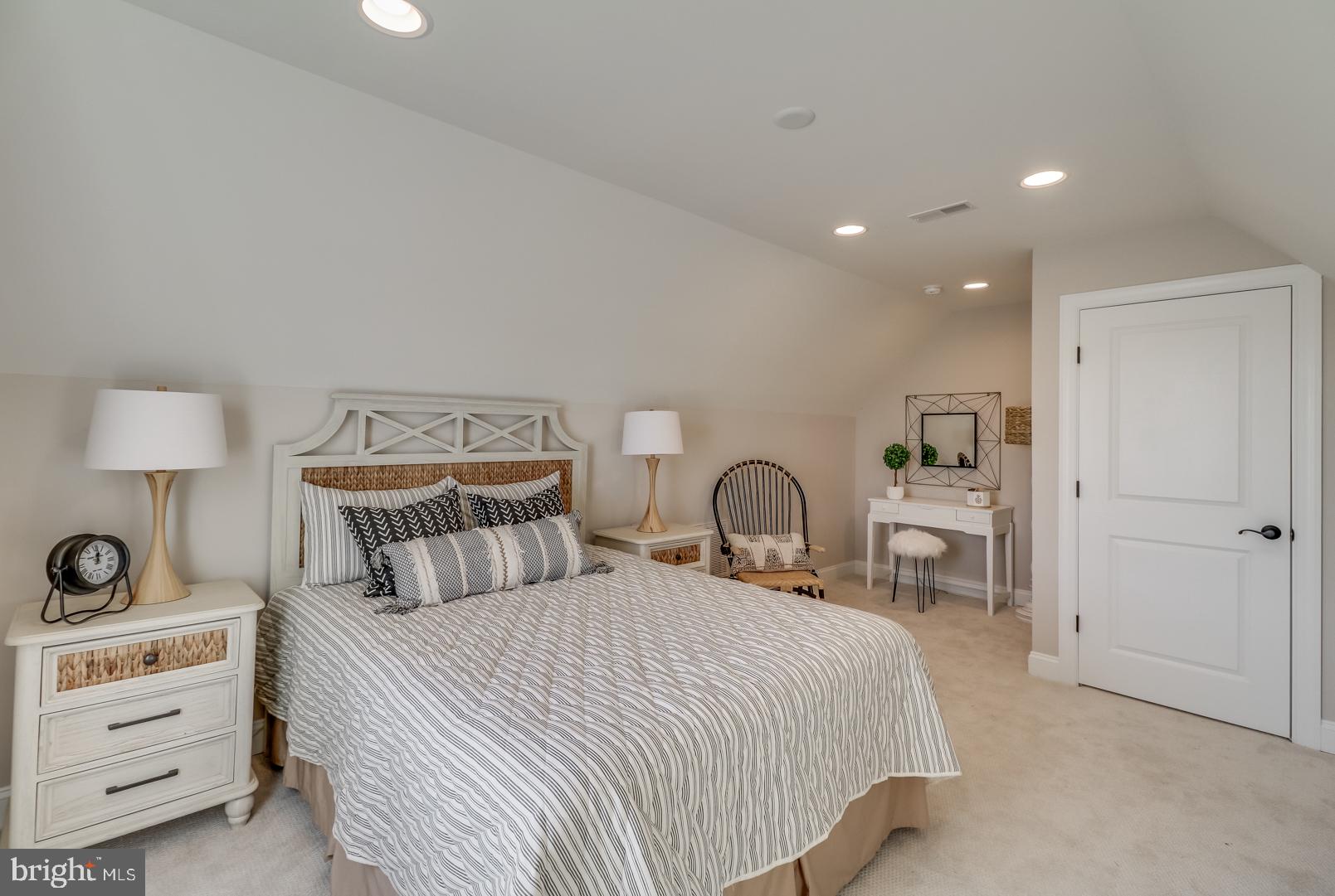 CAPTAINS WAY - Residential