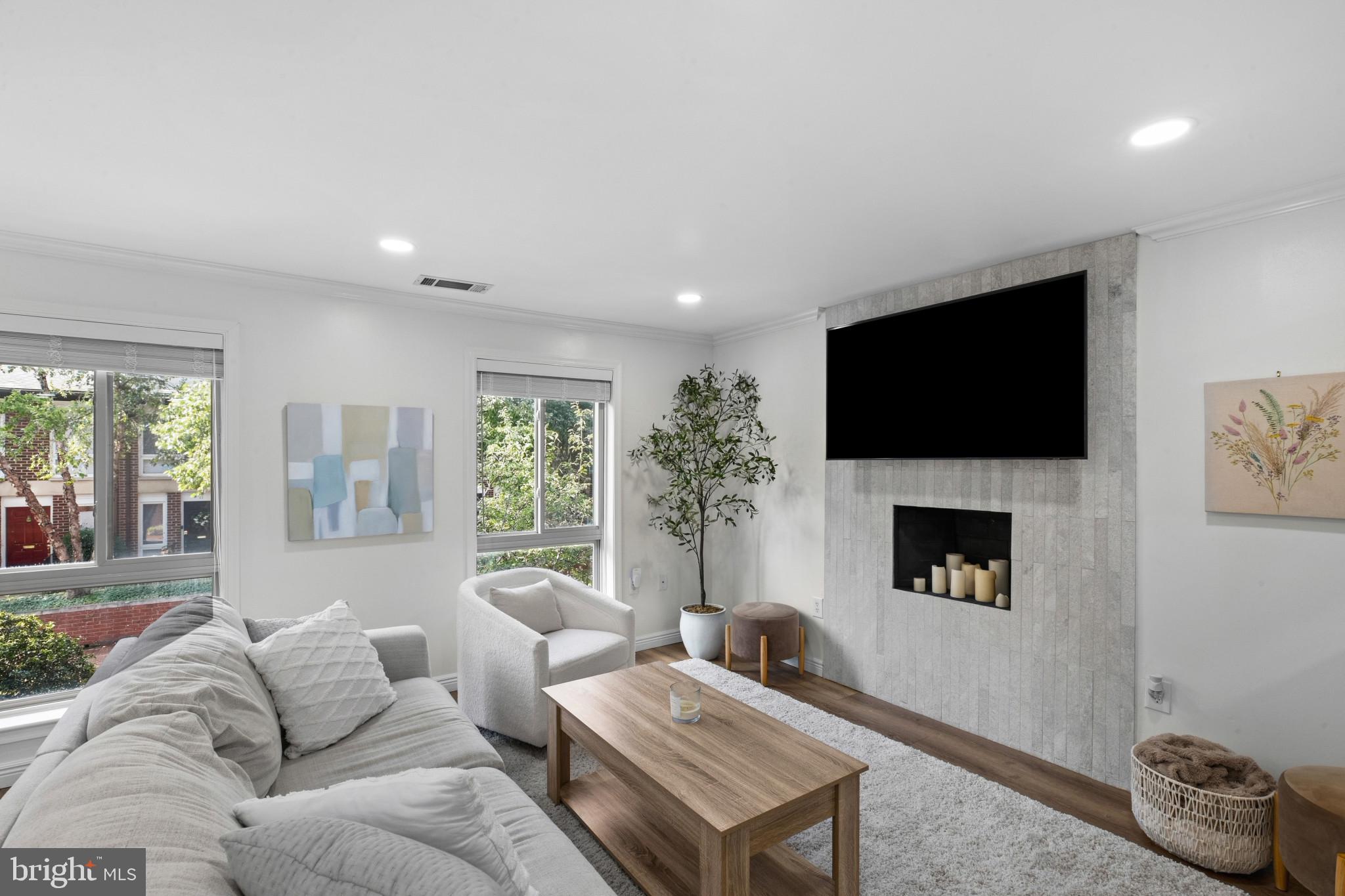 22 W HILL STREET R 11
