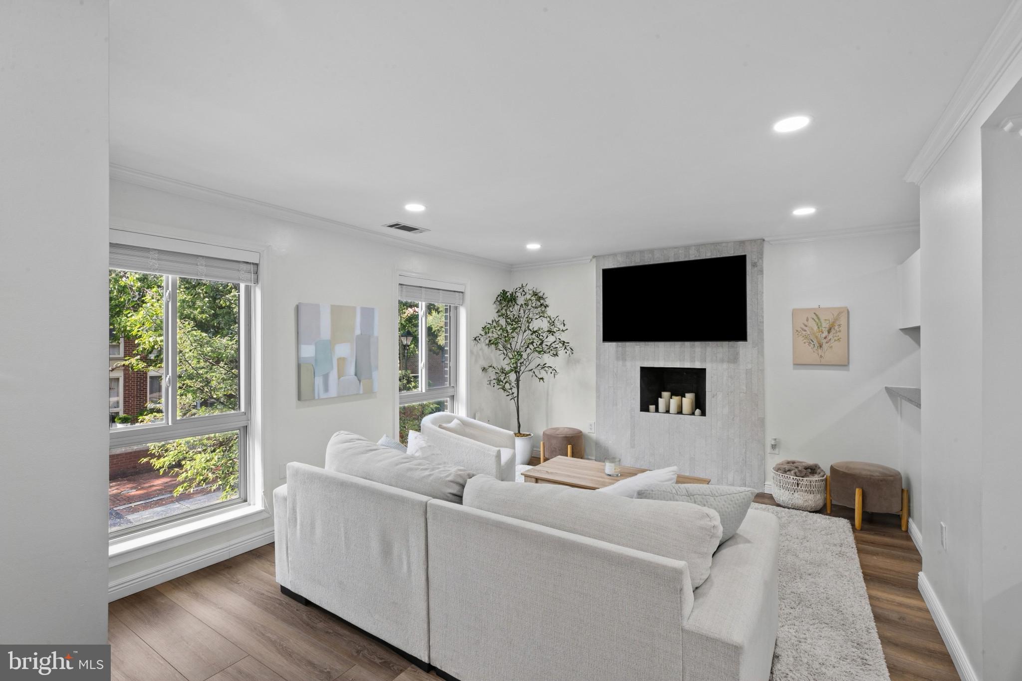 22 W HILL STREET R 11