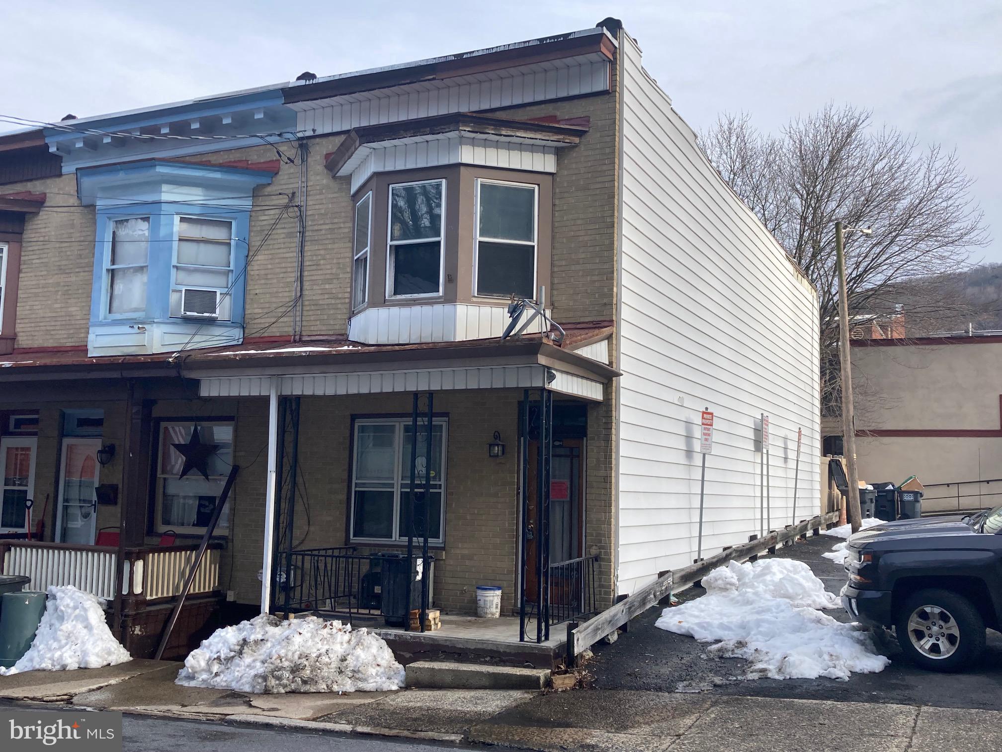 3 Bedroom, 1 Bathroom Pottsville Home. Within walking distance to the new Alvernia Collegetown campus. Home features both Electric and oil heat. Easy access to Route 61 for travel. Only 1 hour to Allentown & 2 1/2 hours to NYC. Sold As-is. Cash sales only. Call today for info!