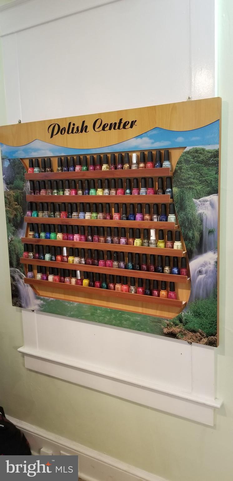 NAIL SALON