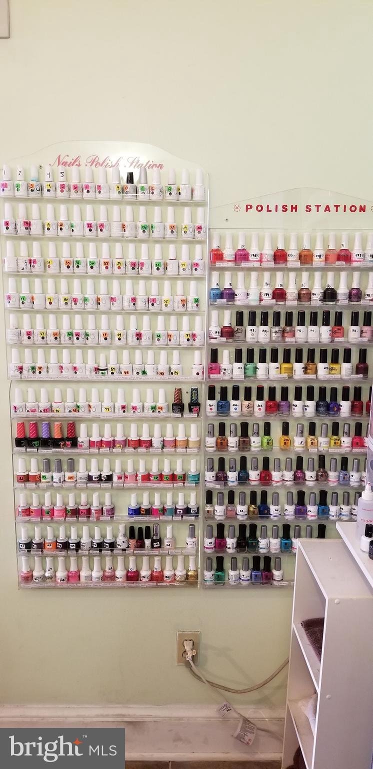 NAIL SALON