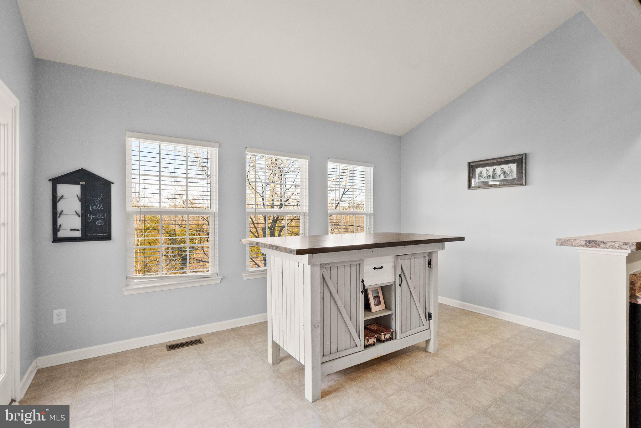 THREE FLAGS - Residential