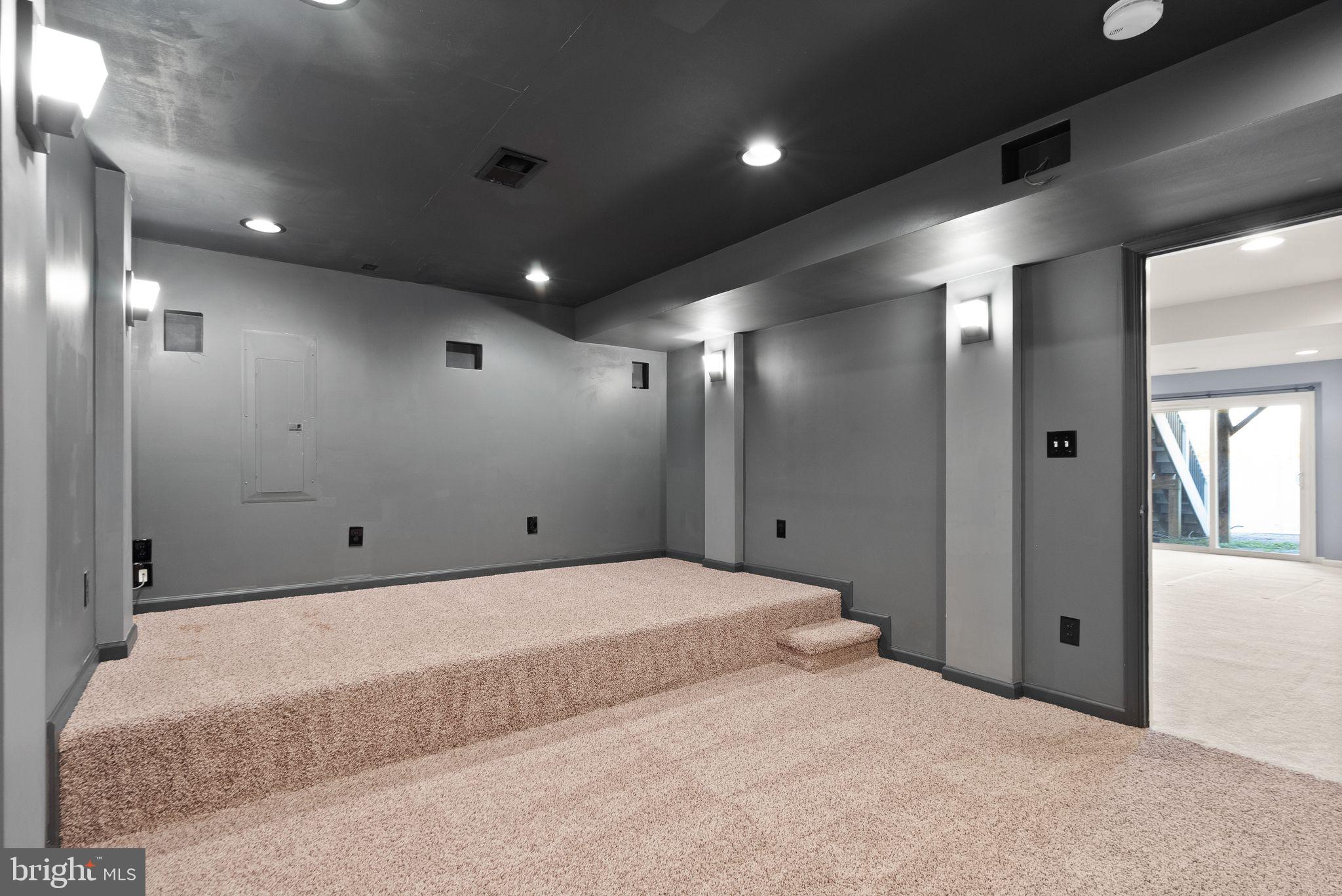 THREE FLAGS - Residential