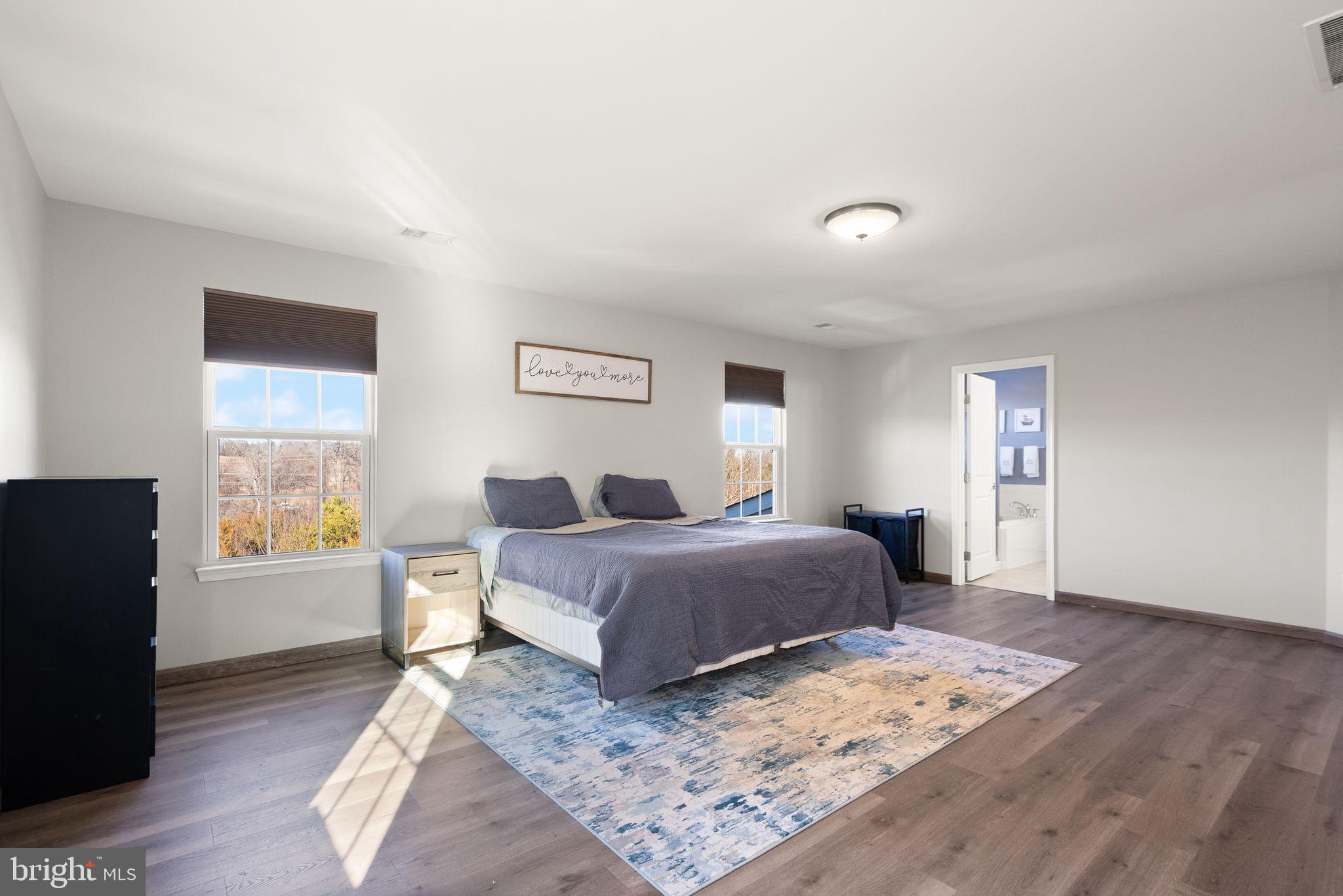 THREE FLAGS - Residential