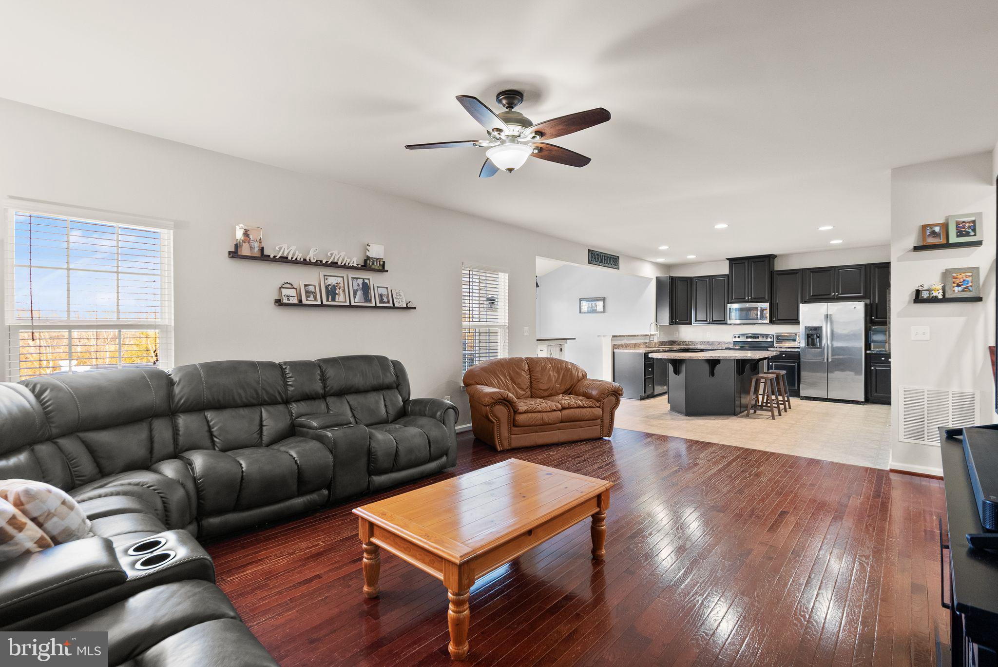 THREE FLAGS - Residential