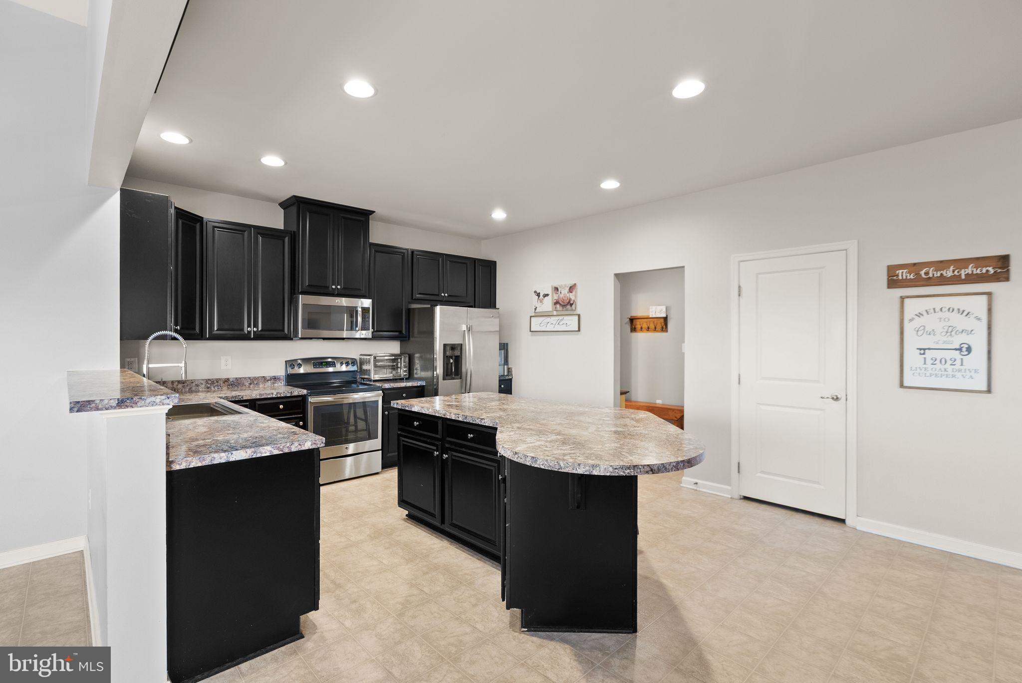 THREE FLAGS - Residential