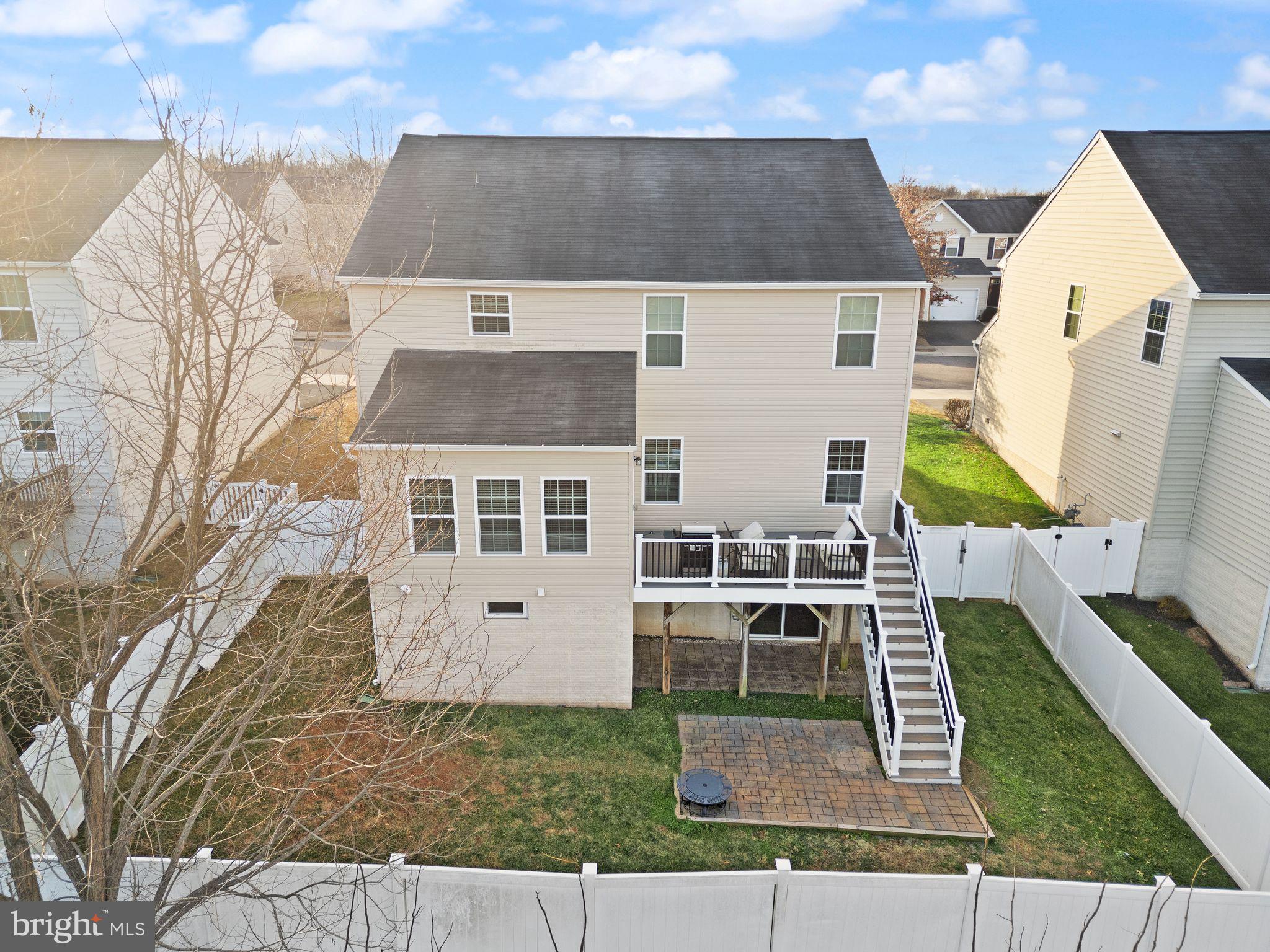 THREE FLAGS - Residential