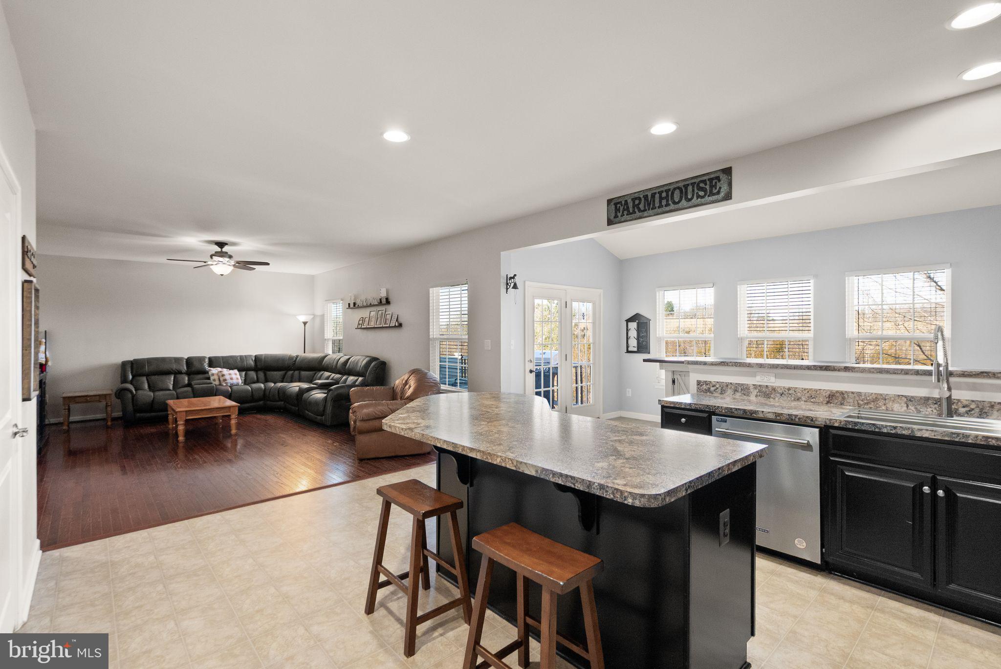 THREE FLAGS - Residential