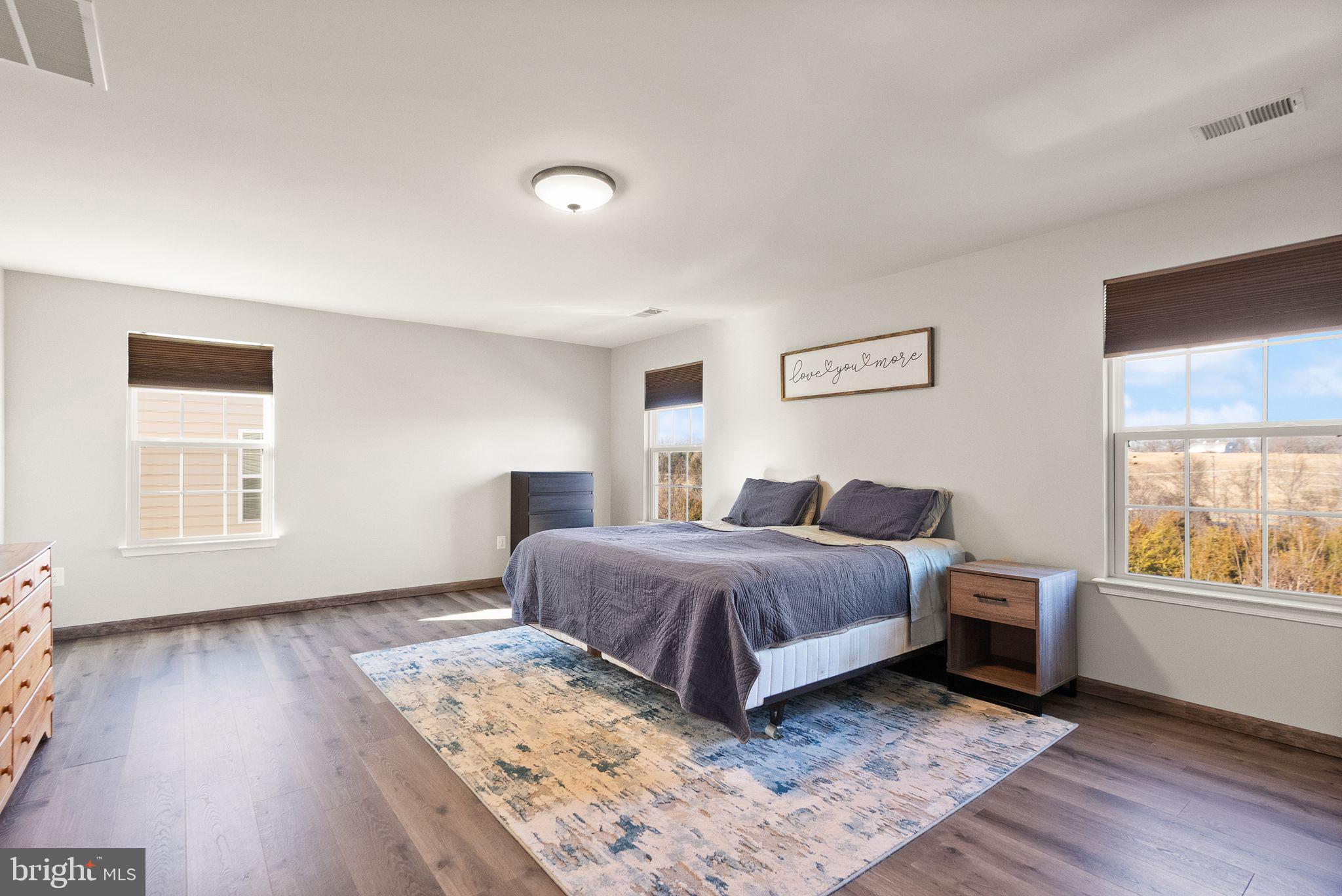 THREE FLAGS - Residential