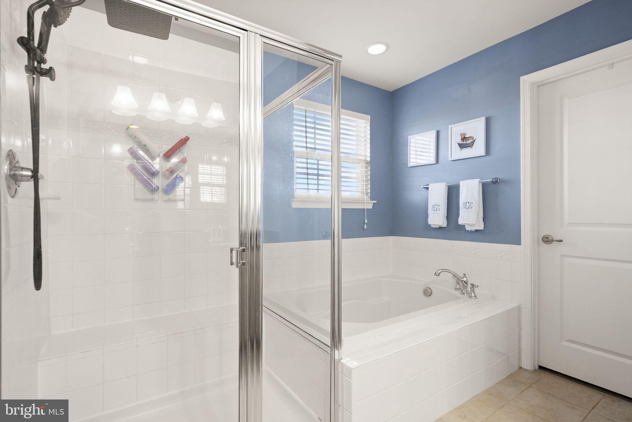 THREE FLAGS - Residential