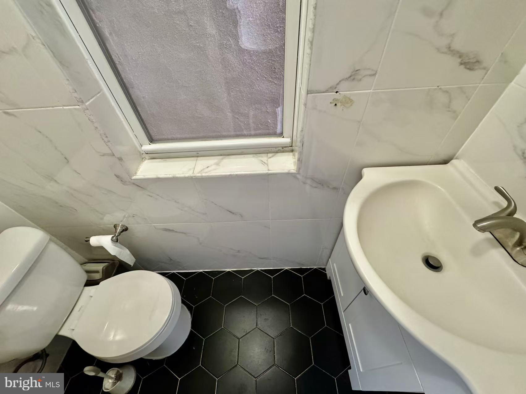 1922 E PASSYUNK AVENUE