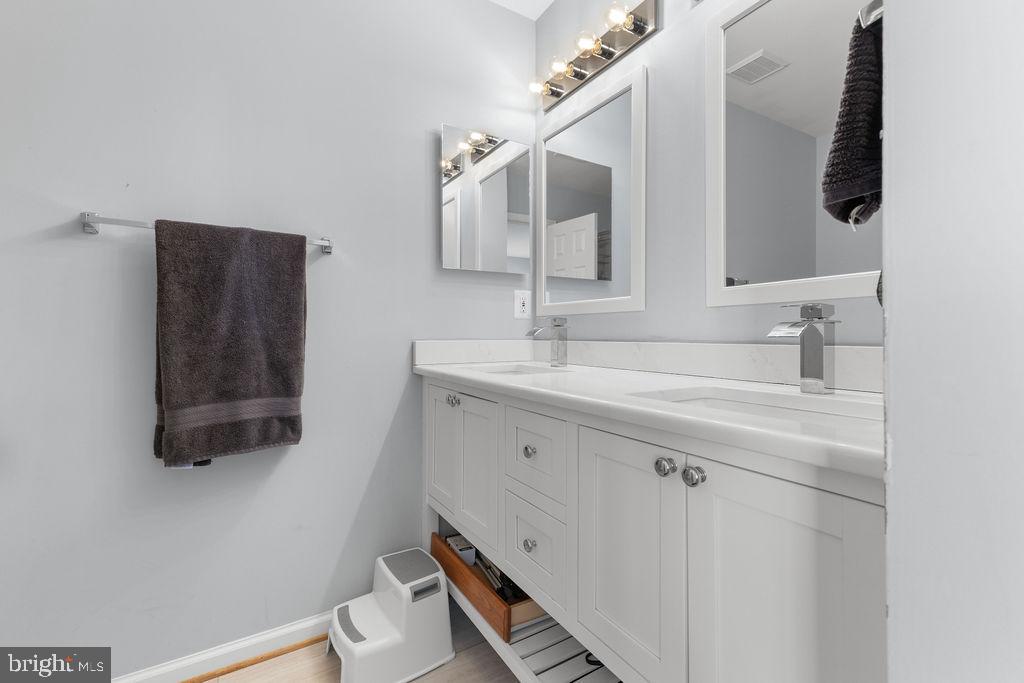 ROUND HILL - Residential