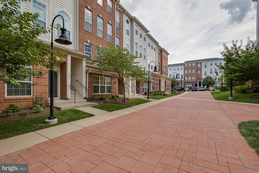 Largest model w lowest Condo fees in Market Ctr Condos! FHA APPRVD This beautiful, well kept home has an open concept, 9'ceilings main level & tray ceiling in master! Lots of windows & natural lighting. Kitchen has gleaming wide plank hardwoods, granite , stnless. Spacious master bath w sep shower and soaking tub. Lge walk in closet. 2 addl sizable bdrms. Conveniently located to shopping,hospital.
