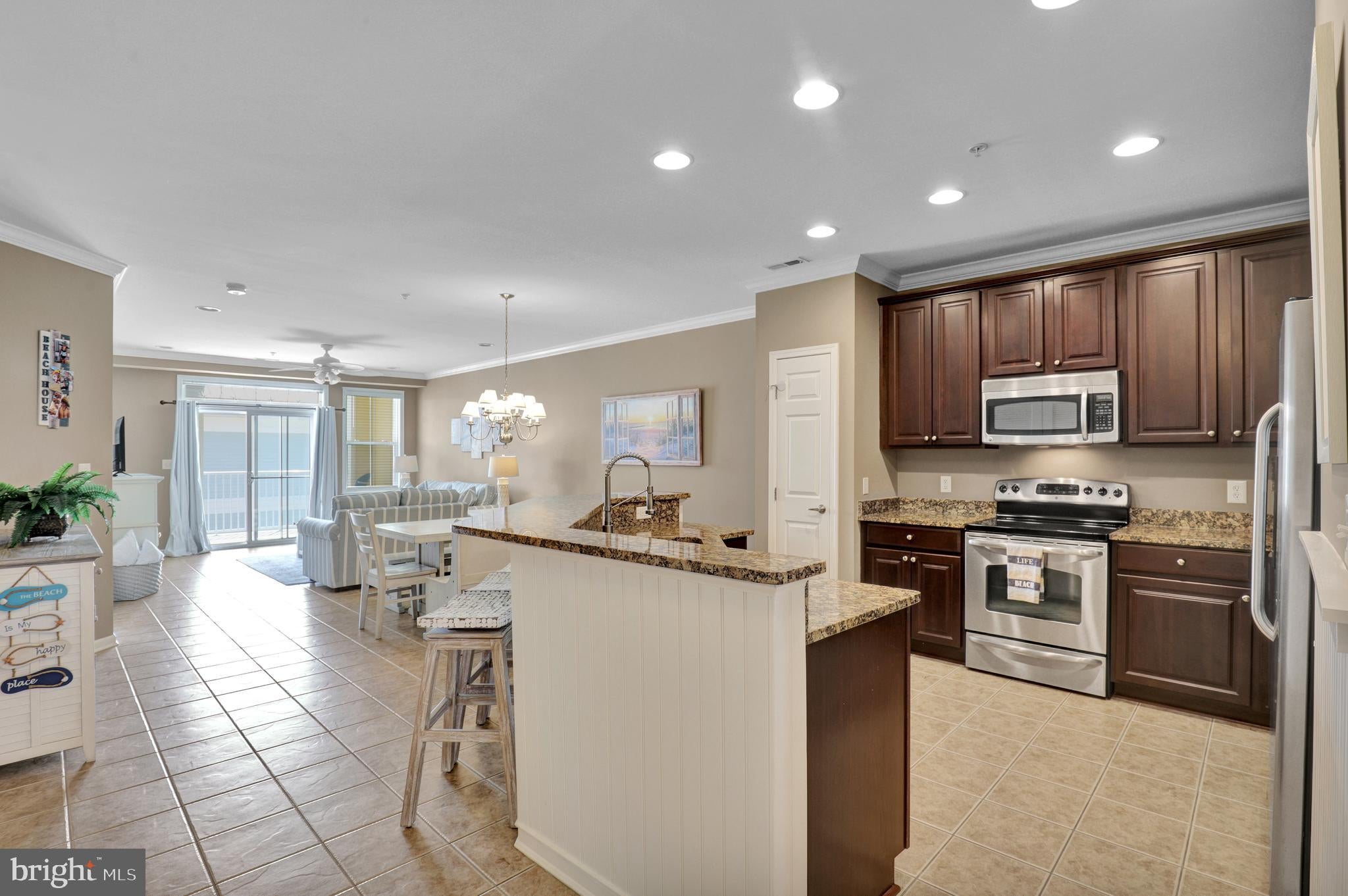 35 FOUNTAIN DRIVE W LUG-AV-4D