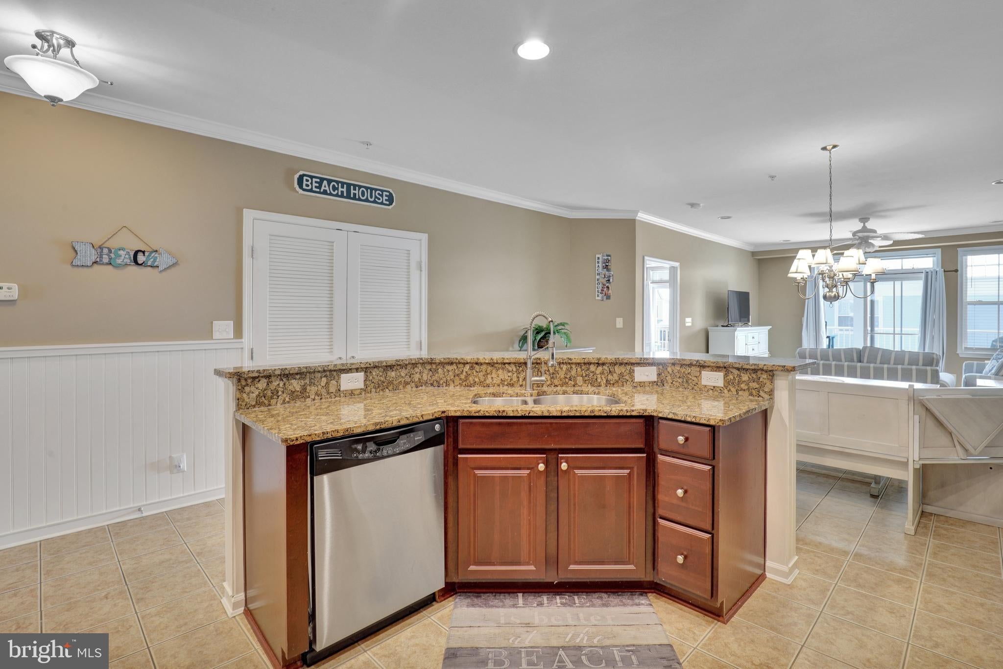 35 FOUNTAIN DRIVE W LUG-AV-4D