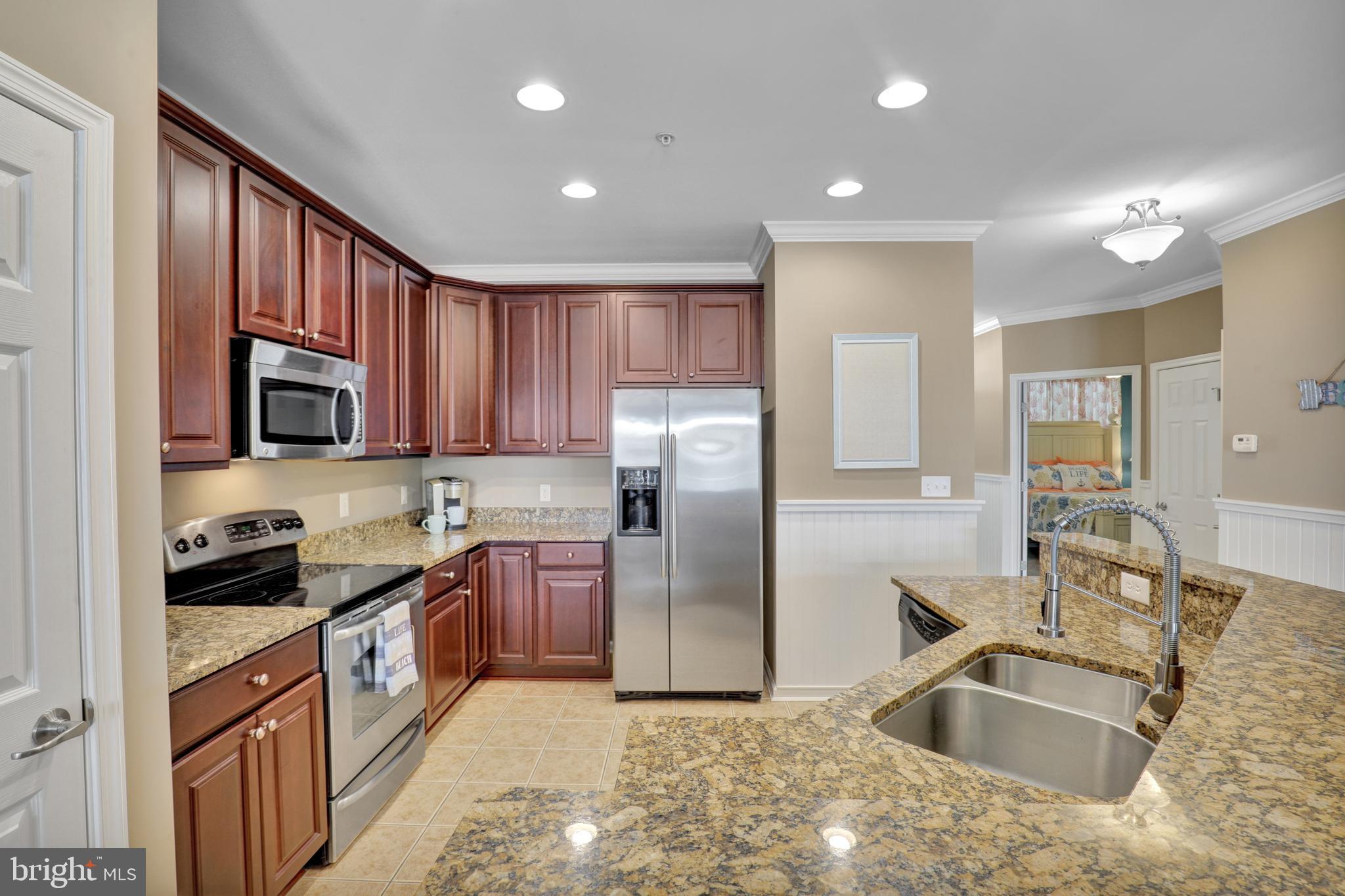 35 FOUNTAIN DRIVE W LUG-AV-4D