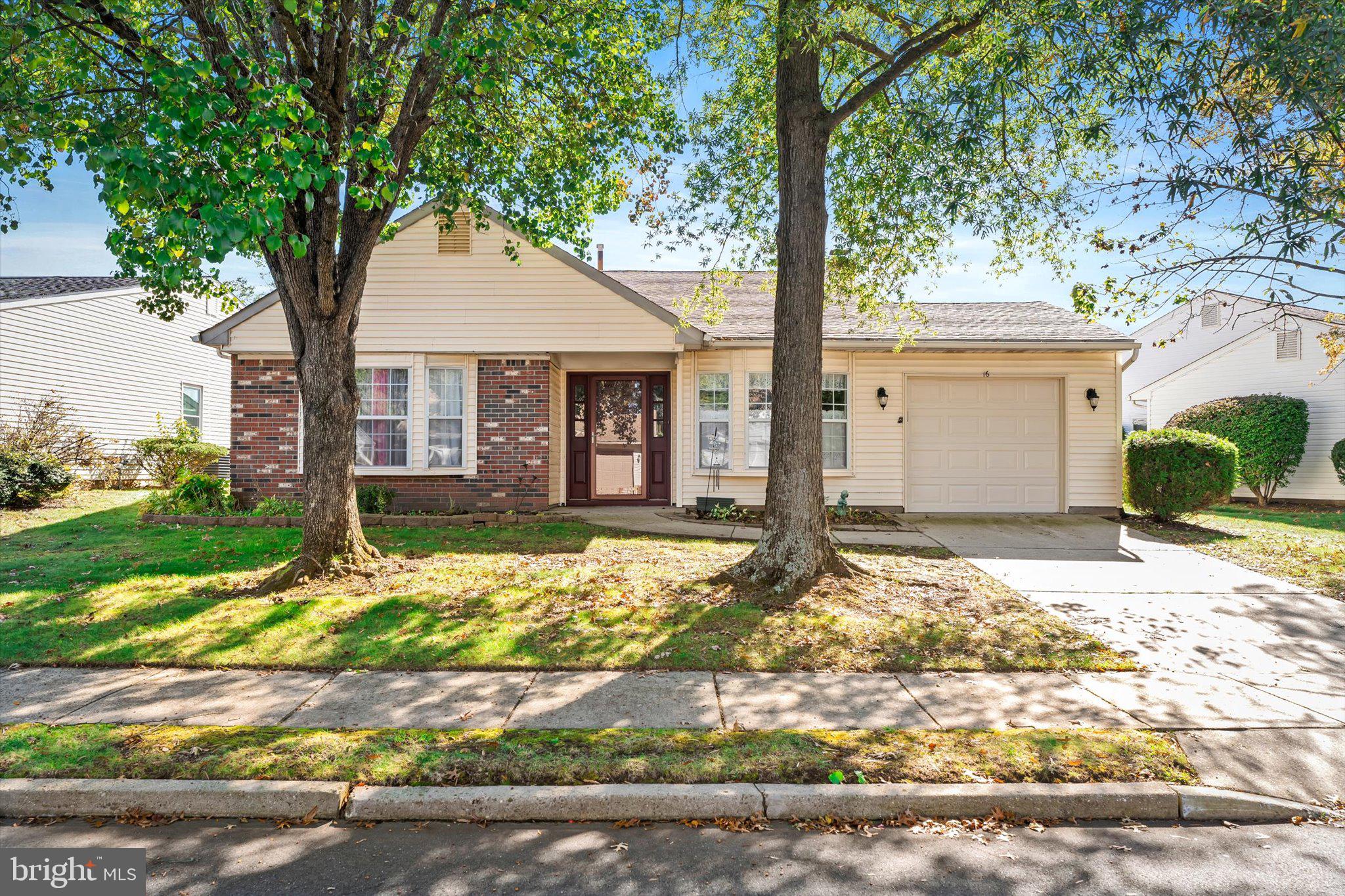 16 HILLTOP LANE W