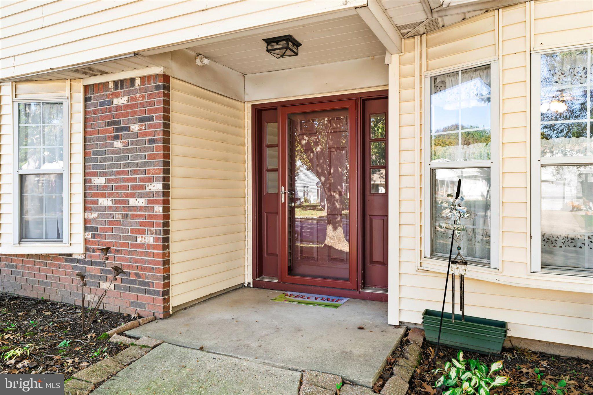 16 HILLTOP LANE W