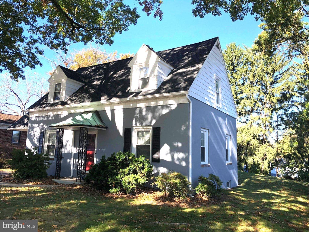 Photo of 353 Edgehill Road, YORK, PA 17403 (MLS # PAYK2114104)
