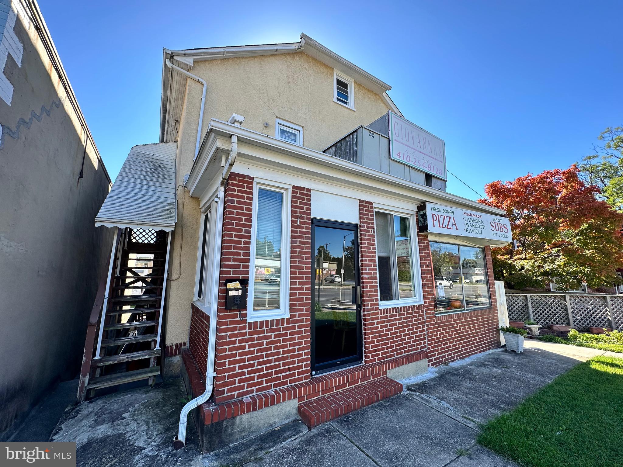 Main image without alt text