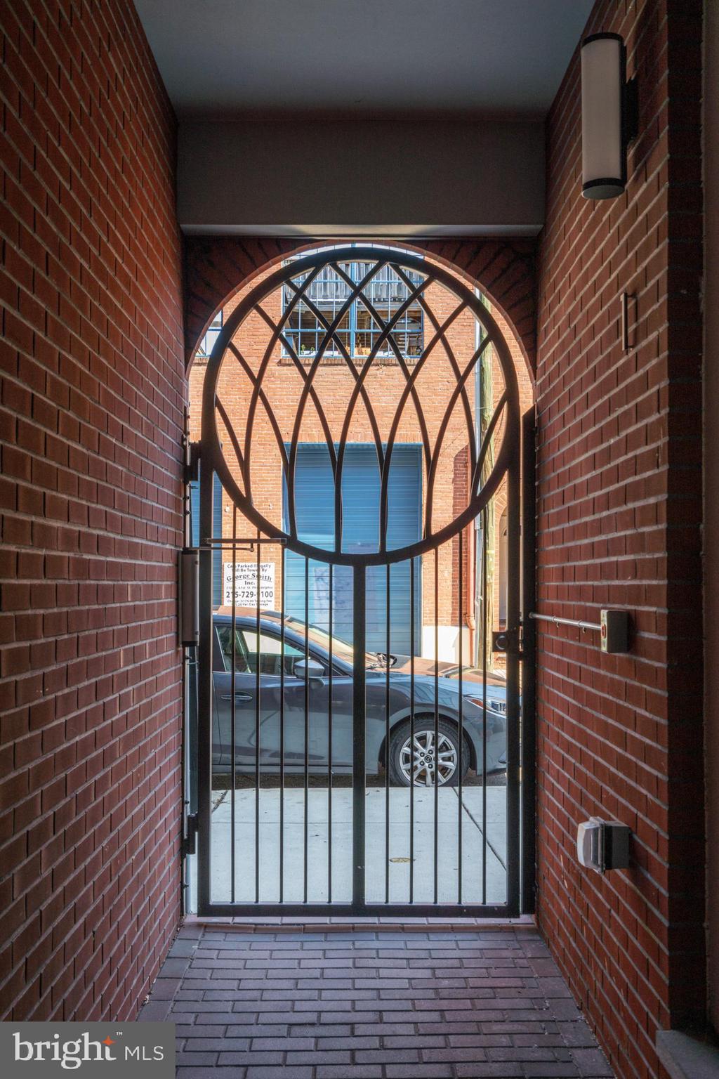 QUEEN VILLAGE - Residential