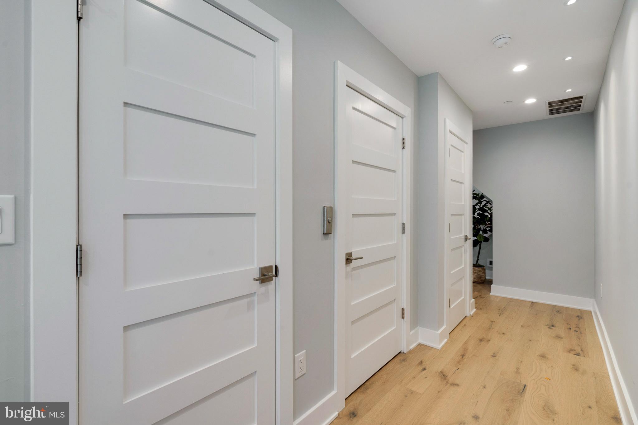 QUEEN VILLAGE - Residential