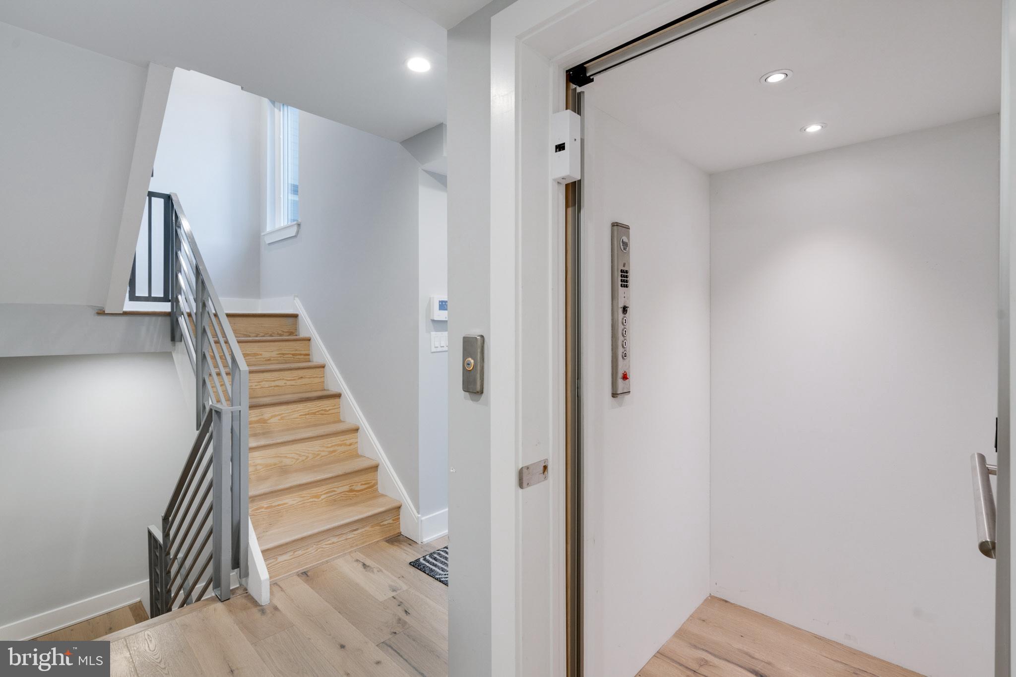 QUEEN VILLAGE - Residential