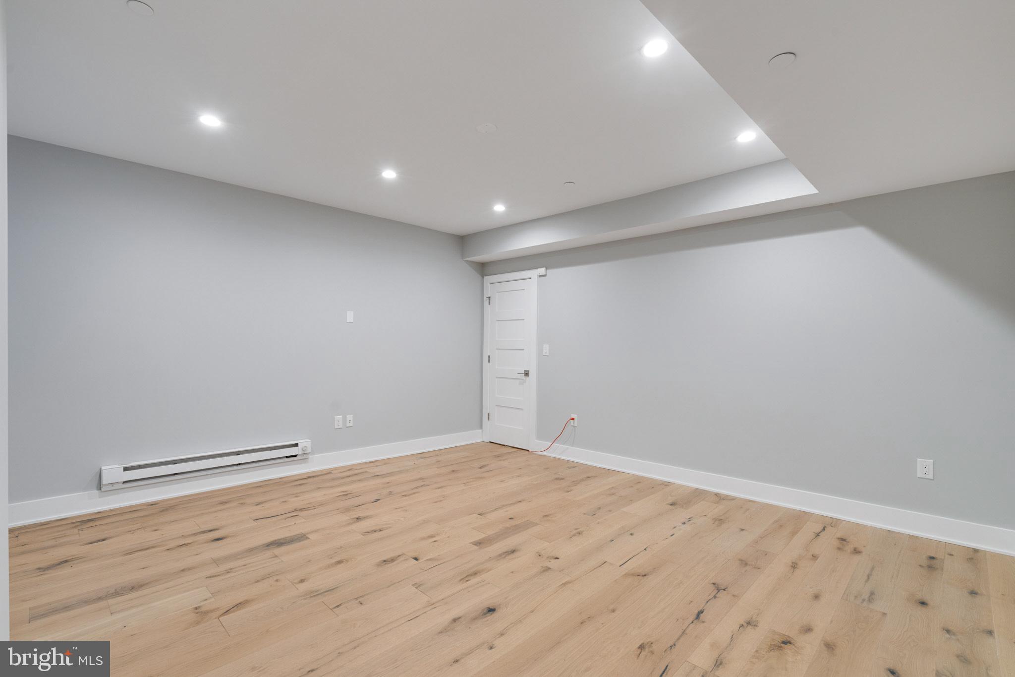 QUEEN VILLAGE - Residential