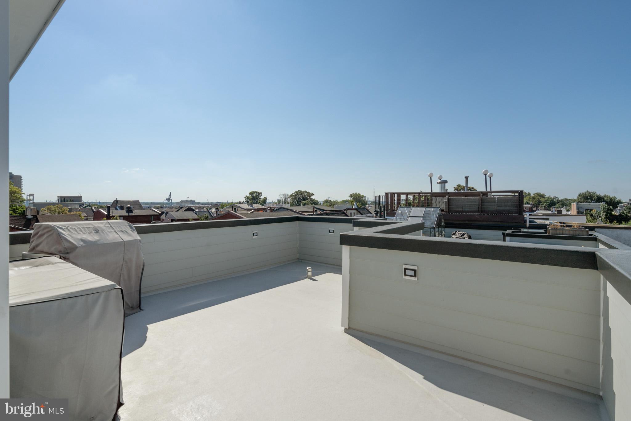 QUEEN VILLAGE - Residential