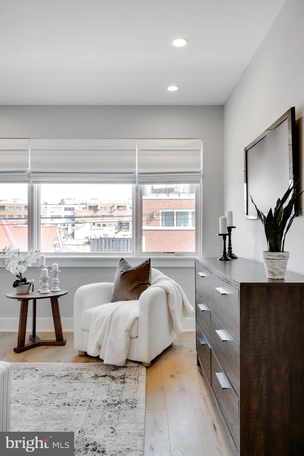 QUEEN VILLAGE - Residential