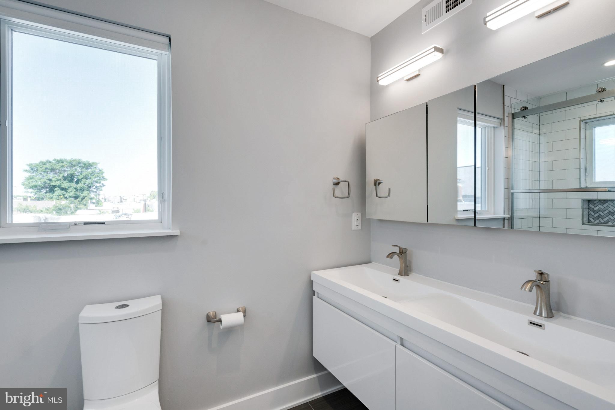 QUEEN VILLAGE - Residential