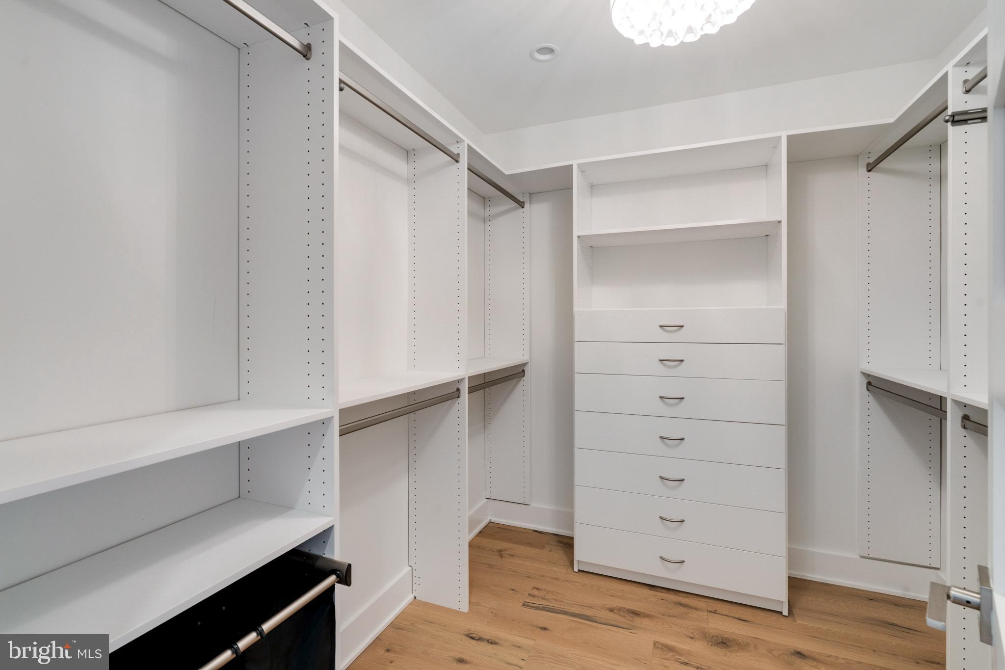 QUEEN VILLAGE - Residential