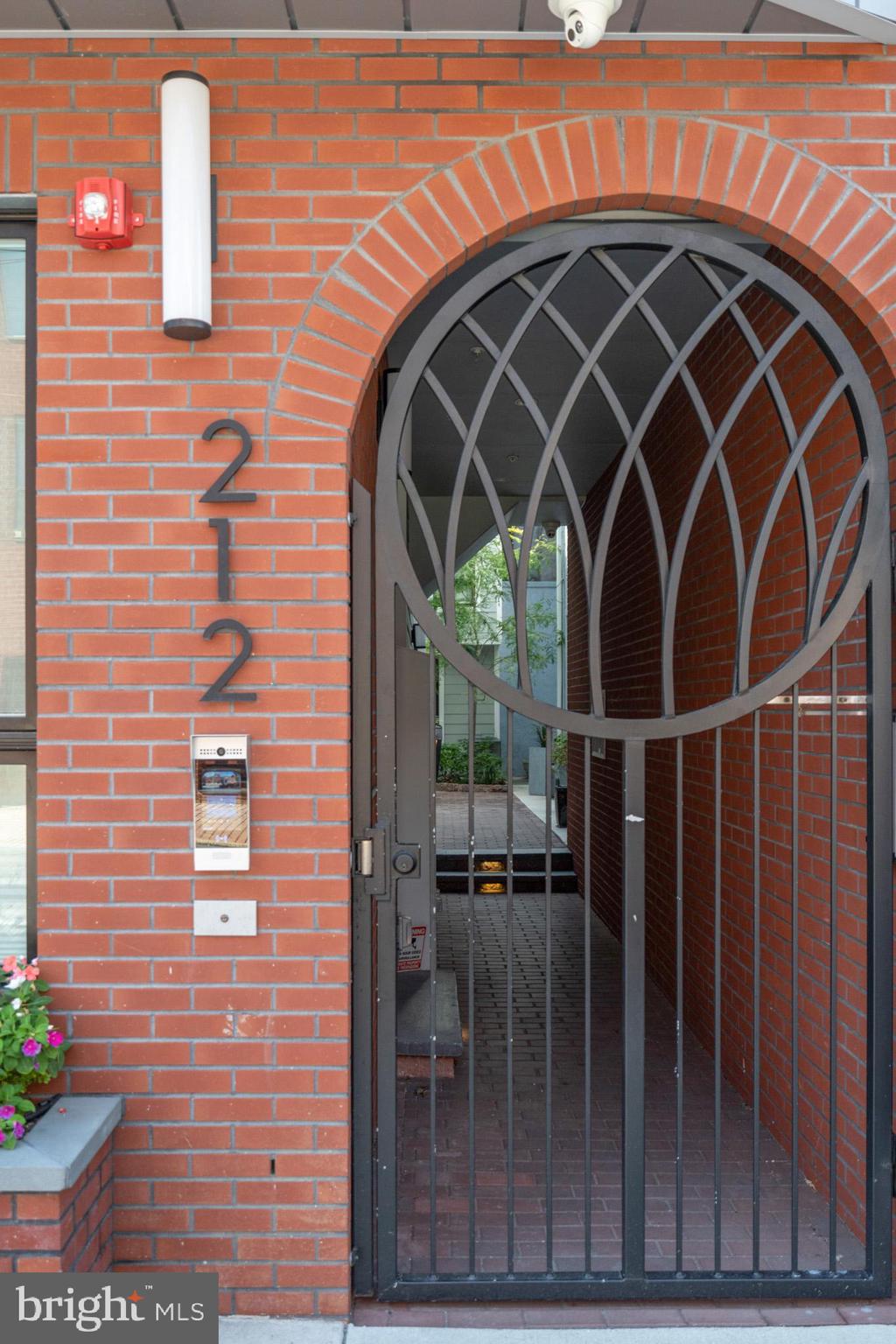 QUEEN VILLAGE - Residential