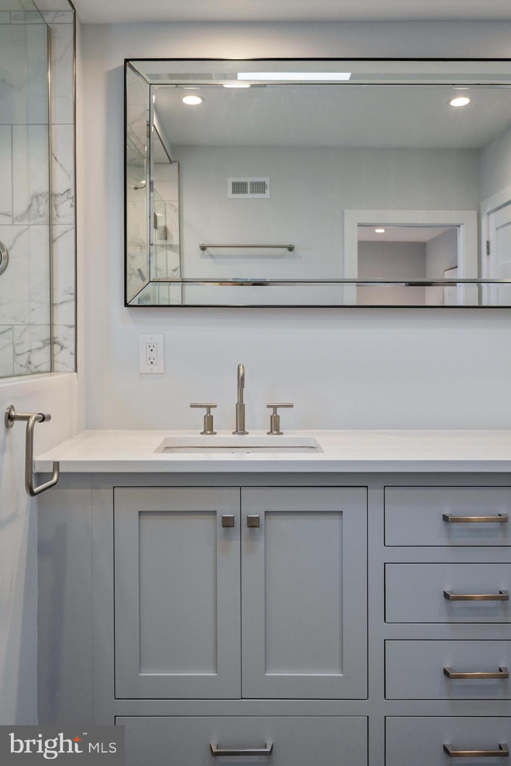 QUEEN VILLAGE - Residential