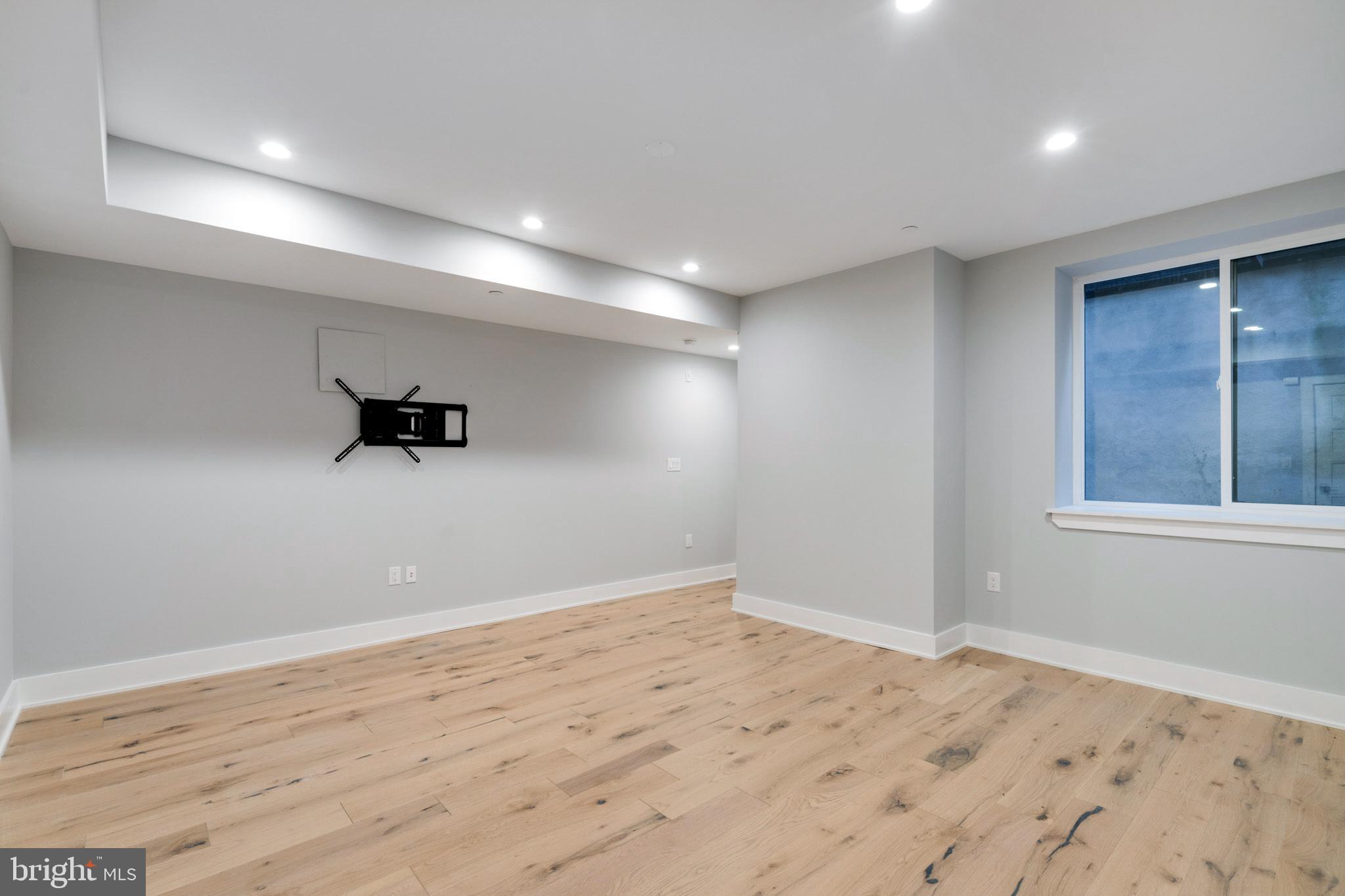 QUEEN VILLAGE - Residential