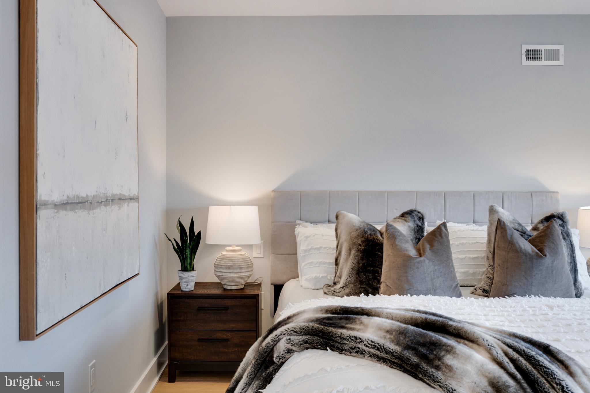 QUEEN VILLAGE - Residential