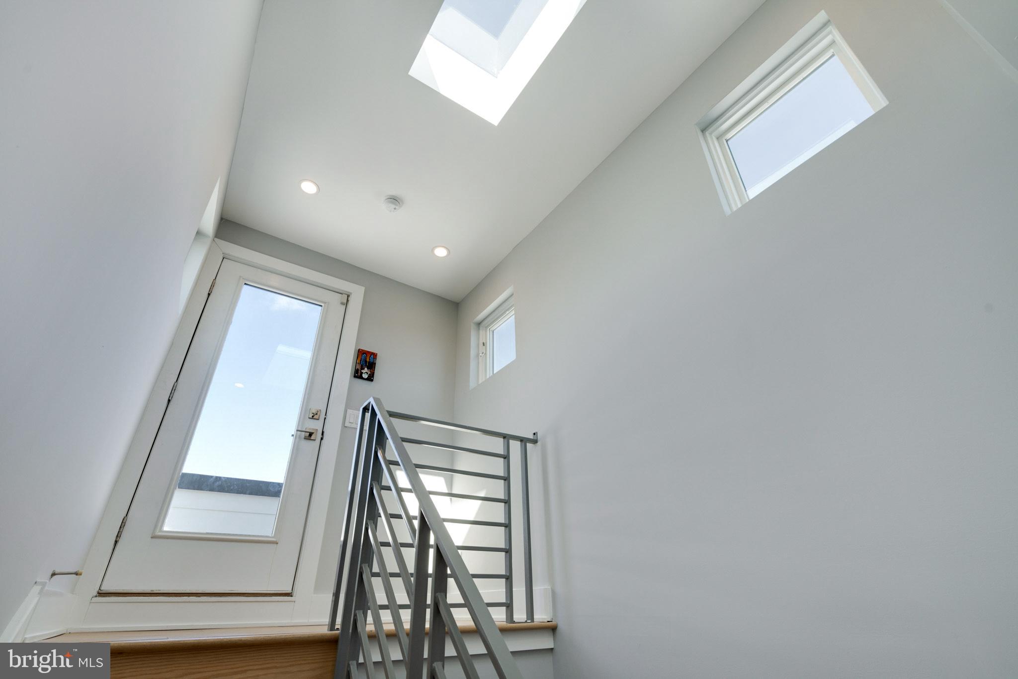 QUEEN VILLAGE - Residential