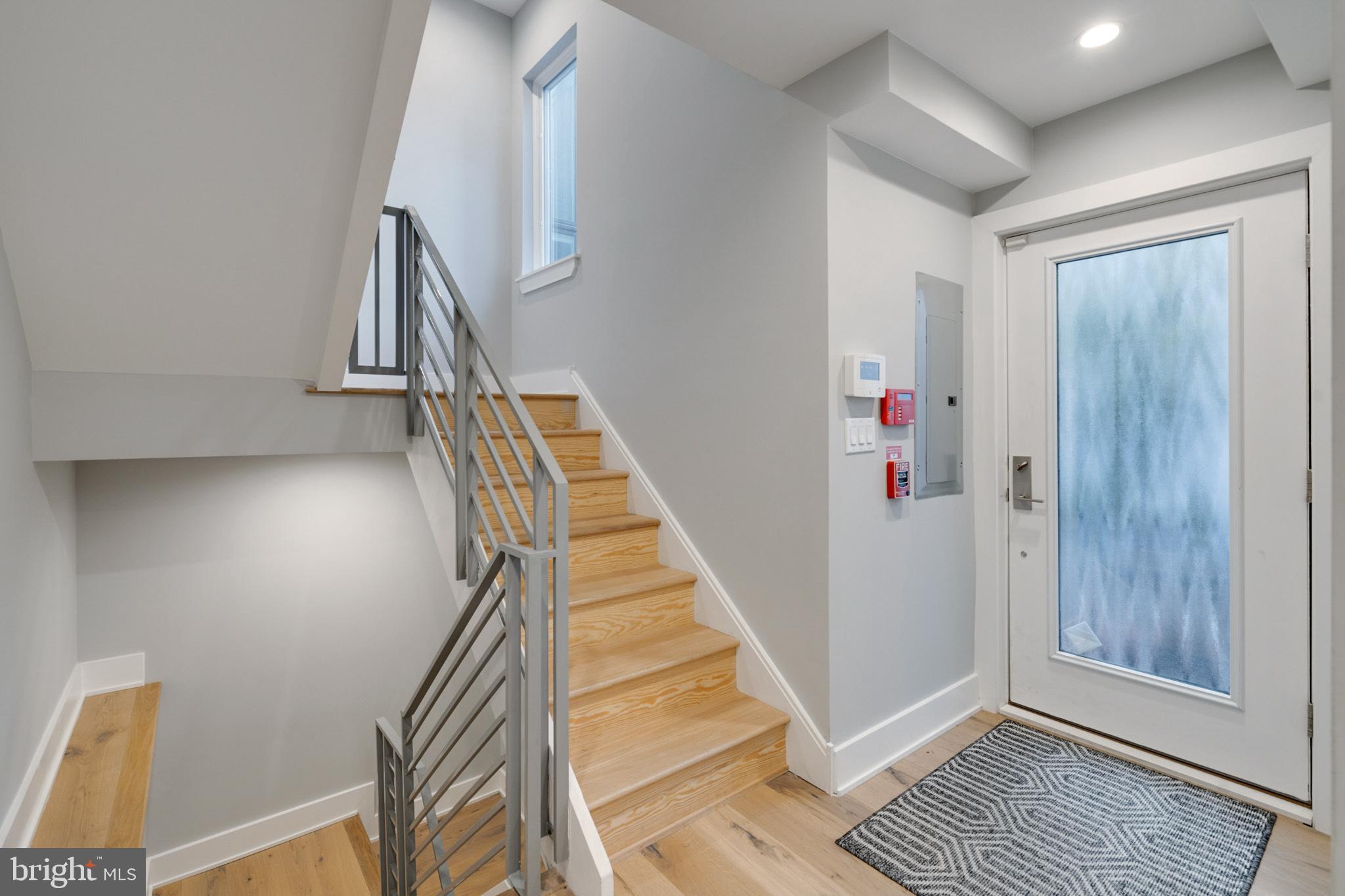 QUEEN VILLAGE - Residential